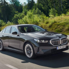 La octava generación de la Serie 5 reinterpreta el característico diseño, aumentando el compromiso de la ‘Bayerische’ entre deportividad y confort. BMW