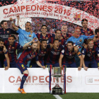Los jugadores del Barcelona celebran el título sobre el césped del Camp Nou. Xavi, en el centro, levantó la Copa en su último partido en el estadio azulgrana.