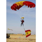 El jefe de la escuadrilla, a punto de tocar suelo, con la bandera nacional desplegada