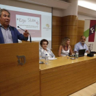 El director de Diario de León, Joaquín S. Torné, presentó el acto con Milagros Díez, Lucía de la Pisa y Senén Rodríguez. RAMIRO