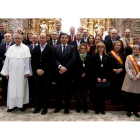 Representantes de cofradías y Ayuntamiento de León, y autoridades religiosas, ante la Virgen del Camino. MARCIANO PÉREZ