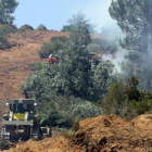Labores de extinción en el monte de Quintana del Castillo, arrasado por un fuego