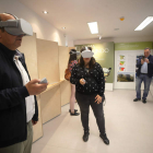 Francisco Castañón prueba unas gafas virtuales en una de las actividades del centro. RAMIRO