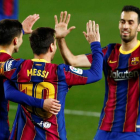 Pedri, Messi y Busquets celebran un gol del Barça. ENRIC FONTCUBERTA