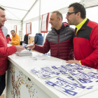 La terraza de El Corte Inglés albergó ayer la recogida de dorsales de la Media Maratón. F. OTERO PERANDONES