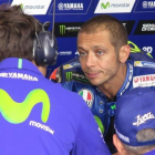 Valentino Rossi habla con sus técnicos, en el GP de Austria