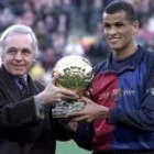 Rivaldo recibe el Balón de Oro en una instantánea de archivo de 1999