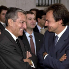 Zapatero conversando con Adolfo Suárez.