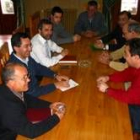 Los políticos y los empresarios bañezanos posaron para la prensa antes de empezar la reunión
