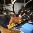 Un habitante de la isla llega al puerto de Incheon, Corea del Sur, tras ser evacuado.