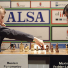 Ponomáriov se dispone a realizar un movimiento ante un pensativo Vachier-Lagrave, a la postre vencedor de la semifinal.