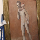 Dos operarios del Museo del Prado cuelgan el cuadro ‘Los dos hermanos’ (1905), de Pablo Picasso