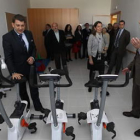Riesco y Antón, en el gimnasio del nuevo centro de día de Flores del Sil.