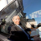 El primer ministro belga Yves Leterme abandona su oficina en Bruselas.