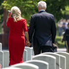 Joe Biden y la primera dama, en el homenaje al soldado desconocido en el cementerio de Arlington (Virginia). TASOS KATOPODIS