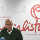 El portavoz del PSOE, José Antonio Diez, ayer en un momento de la rueda de prensa. JESÚS F. SALVADORES