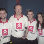 Alberto y Moncho, del León Bowling, posando con sus trofeos ganados