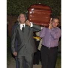 El padre de José Antonio Bernal lleva a hombros el féretro de su hijo