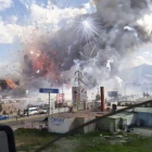 Momento de la explosión en el mercado de pirotecnia de Tultepec.