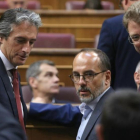 Los diputados del PDECat Carles Campuzano y Ferran Bel hablan con el ministrio de Fomento antes de la votación en el Congreso.