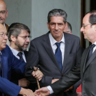 Hollande estrecha la mano del rector de la Gran Mezquita de París, Dalil Boubakeur (izquierda), tras el encuentro en el Elíseo.