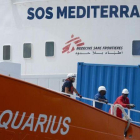 Miembros de la tripulación en la cubierta del barco.