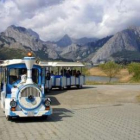 Un grupo de turistas visita Riaño en un tren habilitado para este uso, como muestra la fotografía de