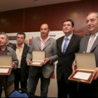 Los ganadores de la campaña organizada por Carrefour, junto a los representantes del hipermercado