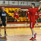 El técnico Rafa Guijosa con el brasileño Leo Santos en un entrenamiento. FERNANDO OTERO PERANDONES