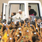 Jóvenes voluntarios hacen fotos con sus móviles al Papa durante su encuentro de despedida en Ifema.