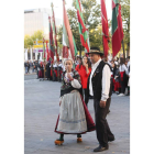 La Asociación de Gaitas Virgen del Camino espera la llegada de la reina. RAMIRO
