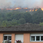 Las llamas, el pasado sábado, en su aproximación por el monte sobre algunas viviendas de Pereda de Ancares.