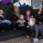 Refugiados palestinos que han huído de Yarmuk en una escuela en Damasco.