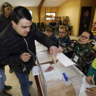 Participantes en el simulacro de votación en el centro de Asprona-León en Quintana de Raneros.