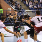 Jaime Fernández, en una acción de ataque frente al BM Logroño en el partido de ida disputado hace una semana. BM LOGROÑO