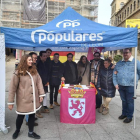 Muñoz, junto a miembros de Nuevas Generaciones, ayer. DL