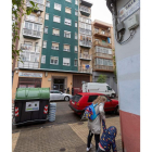 Edifico donde se produjo el asesinato y desde el que se tiró el homicida de un quinto piso. JAVIER BELVER