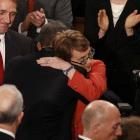 Barack Obama y Gabrielle Giffords se funden en un sentido abrazo, antes del discurso del Estado de la Unión.