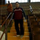 Aranzana descendía ayer los escalones del Palacio de  Deportes tras concluir el entrenamiento