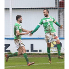 Beceiro (i) y Bandera celebran el gol del capitán que adelantaba de nuevo a los maragatos. L. M.  CHAVERRI