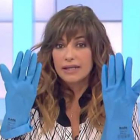 La presentadora Mariló Montero enseña los protocolos de seguridad del ébola.