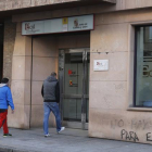 Desempleados dirigiéndose a una oficina de los Servicios Públicos de Empleo en León capital.