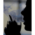 El proyecto de Ley Antitabaco prevé prohibir fumar en los espacios públicos cerrados.