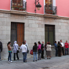 Personas que acuden a Cáritas a reclamar asistencia.