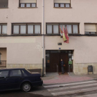 Exterior del edificio del centro de día u hogar del pensionista de Cistierna
