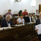 Carnero, a la derecha en la imagen, ayer, en el Pleno.