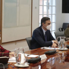 El jefe del Ejecutivo, Pedro Sánchez (c), preside este viernes en Moncloa. JOSÉ MARÍA CUADRADO JIMÉNEZ