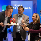 Garcia Albiol sopla las velas del pastel de su cumpleaños, en presencia de Mariano Rajoy, Marisa Xandri, líder del PP de Lleida, y Dolors Montserrat.