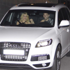 Pique y Shakira, en coche por Barcelona.
