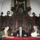 Silván (centro) firma el convenio entre Junta, Ayuntamiento y Obispado